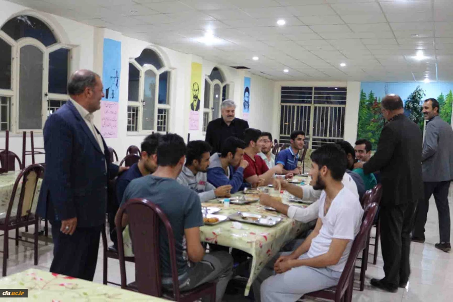 حضور دکتر صفرزاده سرپرست دانشگاه فرهنگیان استان و سرپرست های پردیس ها و جمعی از کارکنان در افطاری با دانشجویان 5