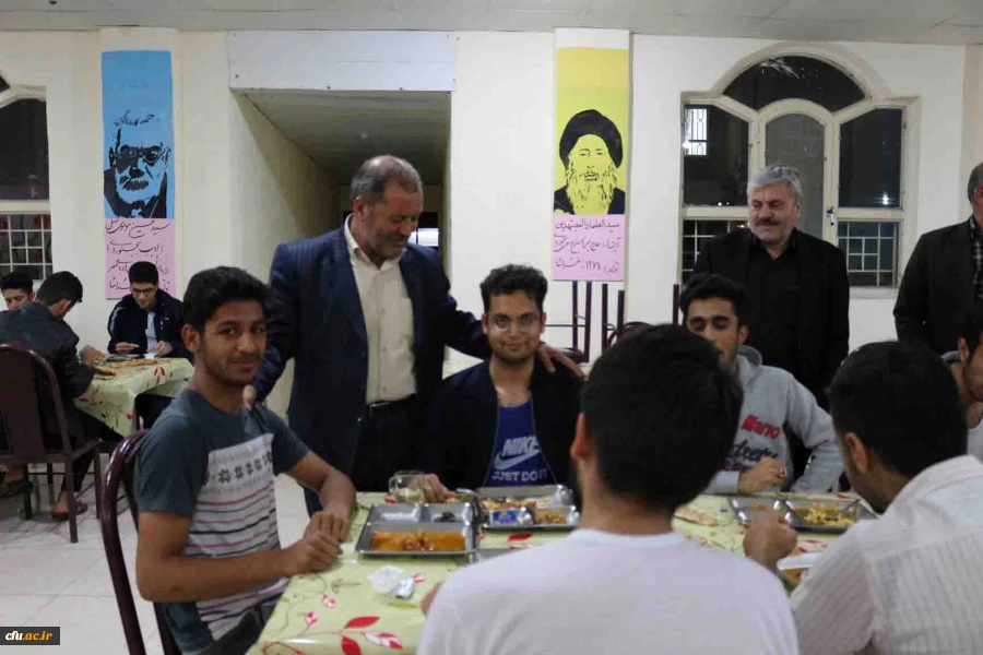 حضور دکتر صفرزاده سرپرست دانشگاه فرهنگیان استان و سرپرست های پردیس ها و جمعی از کارکنان در افطاری با دانشجویان 6