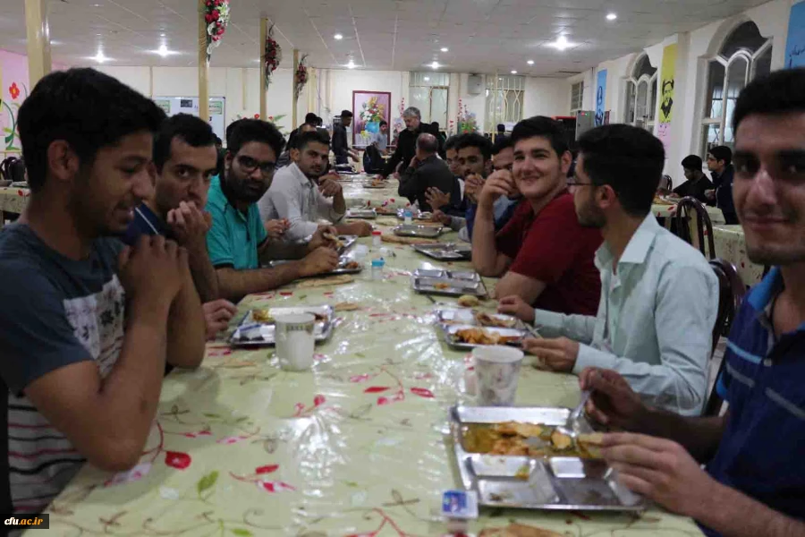 حضور دکتر صفرزاده سرپرست دانشگاه فرهنگیان استان و سرپرست های پردیس ها و جمعی از کارکنان در افطاری با دانشجویان 7