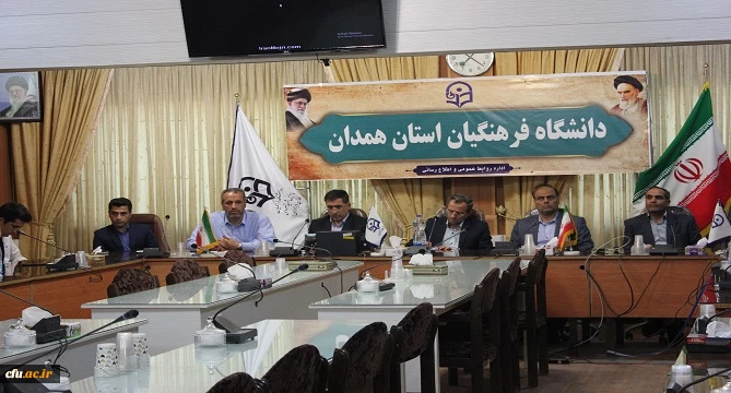 دکتر طاهری نیا معاون پژوهشی و فناوری دانشگاه فرهنگیان در جمع دبیران کانون ها، تشکل ها و انجمن های علمی پردیس های استان همدان مطرح کرد:
برنامه های پژوهشی برای دانشجو معلمان در شش حوزه تدوین و برنامه ریزی شده است