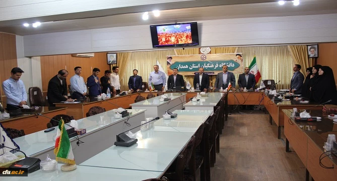 دکتر طاهری نیا معاون پژوهشی و فناوری دانشگاه فرهنگیان در جمع دبیران کانون ها، تشکل ها و انجمن های علمی پردیس های استان همدان مطرح کرد:
برنامه های پژوهشی برای دانشجو معلمان در شش حوزه تدوین و برنامه ریزی شده است