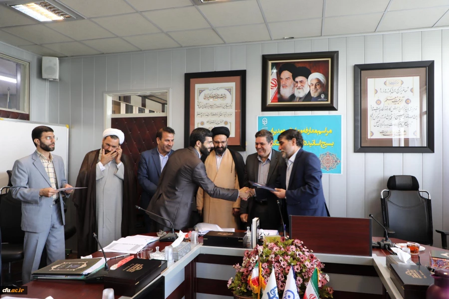 در ایام سالروز شهادت دکتر چمران و روز بسیج اساتید:

معارفه معاونان و مدیران بسیج اساتید دانشگاه فرهنگیان 15