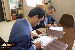 در راستای بهره گیری متقابل از منابع اطلاعاتی، ظرفیت ها و فرصت های پژوهشی، مطالعاتی صورت پذیرفت:

انعقاد تفاهم نامه همکاری فی مابین مرکز اسناد و کتابخانه ملی استان و دانشگاه فرهنگیان یزد
 5