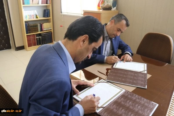 در راستای بهره گیری متقابل از منابع اطلاعاتی، ظرفیت ها و فرصت های پژوهشی، مطالعاتی صورت پذیرفت:

انعقاد تفاهم نامه همکاری فی مابین مرکز اسناد و کتابخانه ملی استان و دانشگاه فرهنگیان یزد
 5