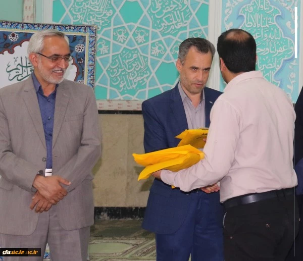 مراسم تجلیل از خادمان و فعالان عرصه نماز، قرآن و عترت پردیس های استان یزد برگزار شد.
 10