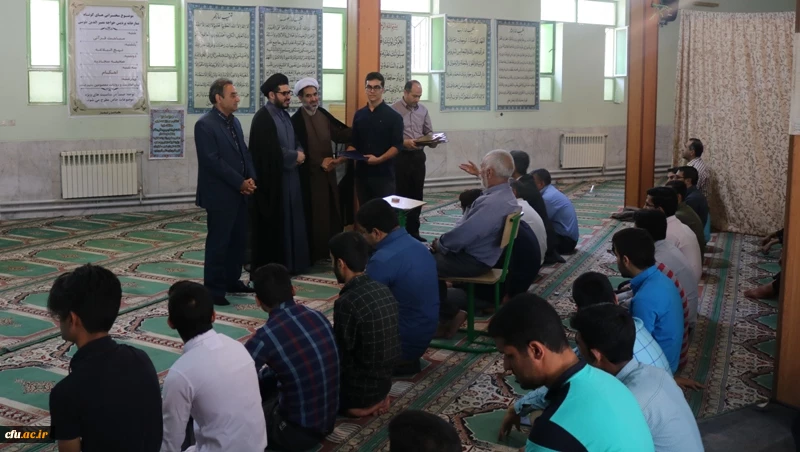 تقدیر از خادمین و فعالین برپایی و اقامه نماز در پردیس خواجه نصیرالدین طوسی دانشگاه فرهنگیان کرمان