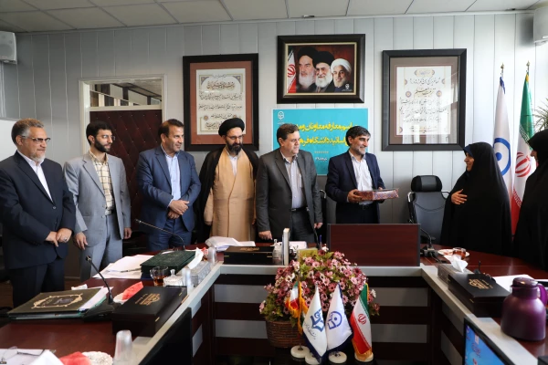 با حضور هیأت رئیسه دانشگاه، از معاون دانشجویی دانشگاه تقدیر بعمل آمد:

به پاس تلاش موثر و سخاوتمندانه در تحکیم جایگاه و نقش سازنده سرای دانشجویی
 2