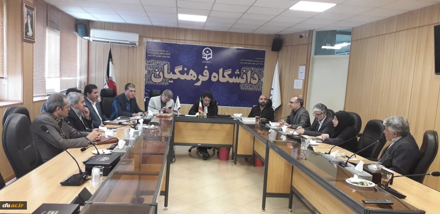 شایستگی های حرفه ای برنامه ی درسی تربیت معلم، به تبدیل شدن دانشجو معلم به معلم دانشمند و ارزشمند کمک می نماید. 2