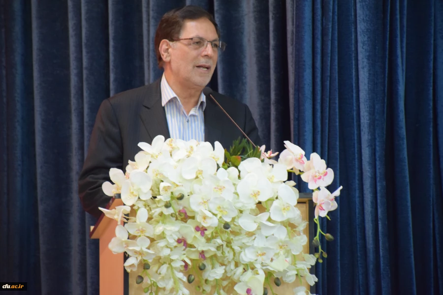 دانشجومعلمان نباید خودشان را محدود به محتویات کتاب ها و آموزش های دوران تحصیل کنند