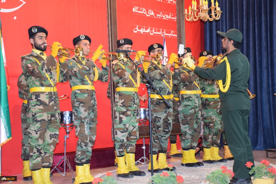 دانشجومعلمان نباید خودشان را محدود به محتویات کتاب ها و آموزش های دوران تحصیل کنند