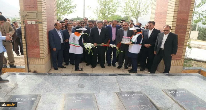 ادای احترام سرپرست وزارت آموزش و پرورش به مقام شامخ شهدای گمنام لرستان