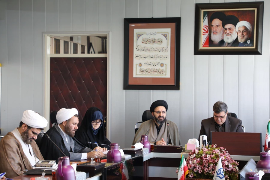 دکتر خنیفر در نشست با مدیران مدارس اسلامی عنوان کرد:

معلم باید تربیت دینی داشته، تا برای نسل آینده پیام دینی داشته باشد 4