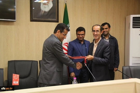 نشست خبری مدیریت امور پردیس های استان هرمزگان با اصحاب رسانه و تجلیل از خبرنگاران حوزه دانشگاه
 10