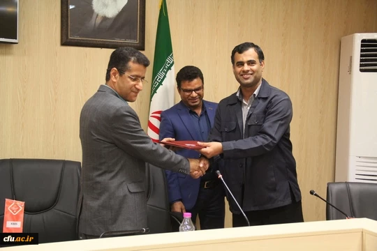 نشست خبری مدیریت امور پردیس های استان هرمزگان با اصحاب رسانه و تجلیل از خبرنگاران حوزه دانشگاه
 11