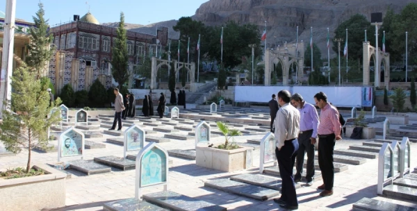 مراسم تجلیل از آزادگان با حضور کارکنان و اساتید دانشگاه فرهنگیان استان در گلزار شهدای شهر کرمان