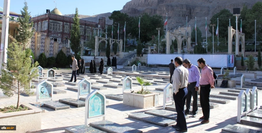 مراسم تجلیل از آزادگان با حضور کارکنان و اساتید دانشگاه فرهنگیان استان در گلزار شهدای شهر کرمان