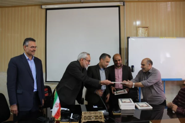 مراسم تکریم و تجلیل از تلاش های نیروهای شرکتی دانشگاه فرهنگیان یزد
 5