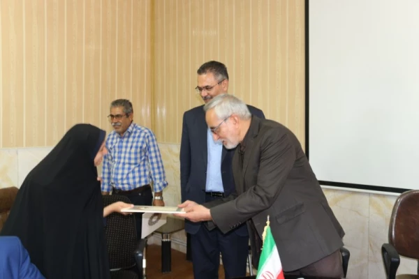 مراسم تکریم و تجلیل از تلاش های نیروهای شرکتی دانشگاه فرهنگیان یزد
 15