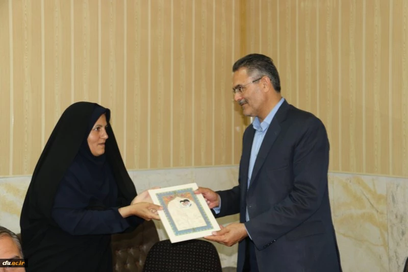 مراسم تکریم و تجلیل از تلاش های نیروهای شرکتی دانشگاه فرهنگیان یزد
 16