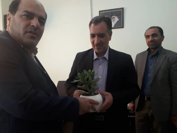 مراسم تقدیر و تکریم از کارکنان دانشگاه فرهنگیان فارس توسط جناب آقای دکتر افلاکی فرد بمناسبت هفته دولت و روز کارمند 3