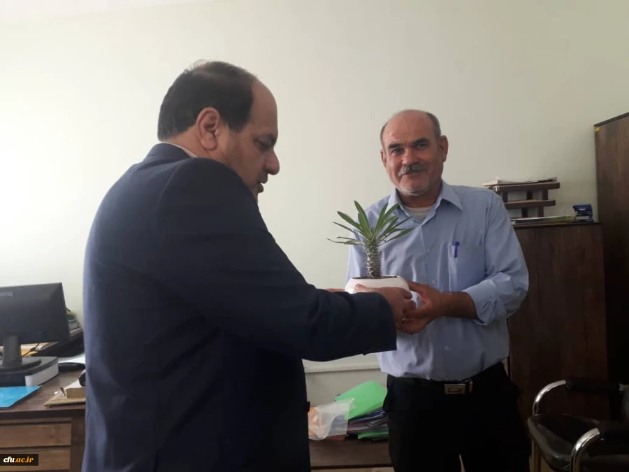 مراسم تقدیر و تکریم از کارکنان دانشگاه فرهنگیان فارس توسط جناب آقای دکتر افلاکی فرد بمناسبت هفته دولت و روز کارمند 4