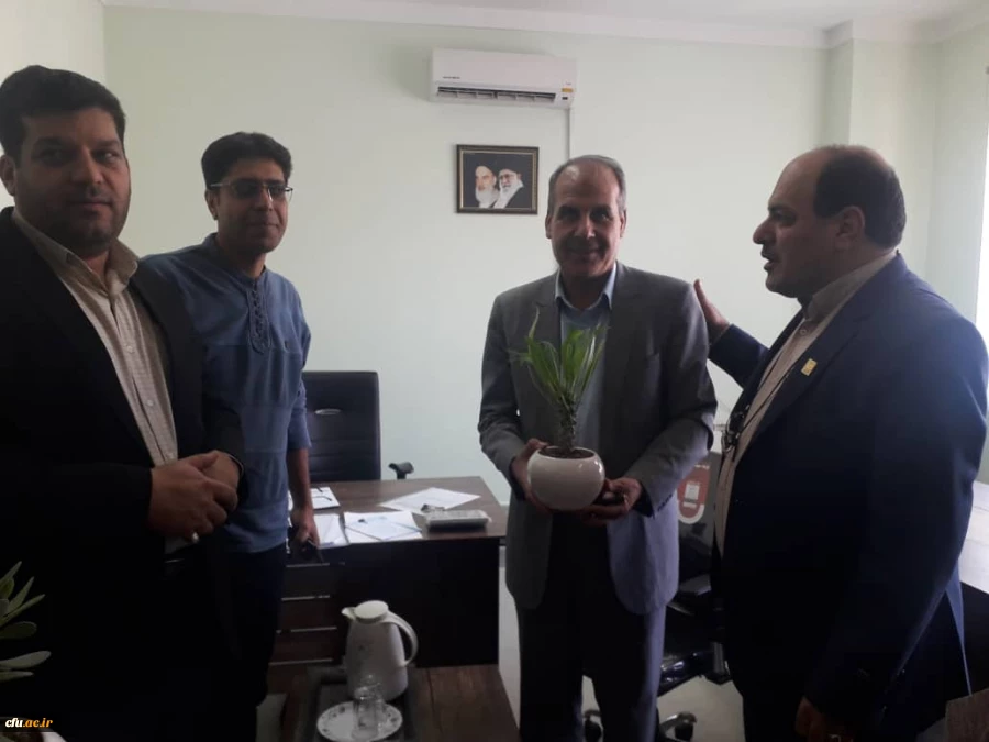 مراسم تقدیر و تکریم از کارکنان دانشگاه فرهنگیان فارس توسط جناب آقای دکتر افلاکی فرد بمناسبت هفته دولت و روز کارمند 8