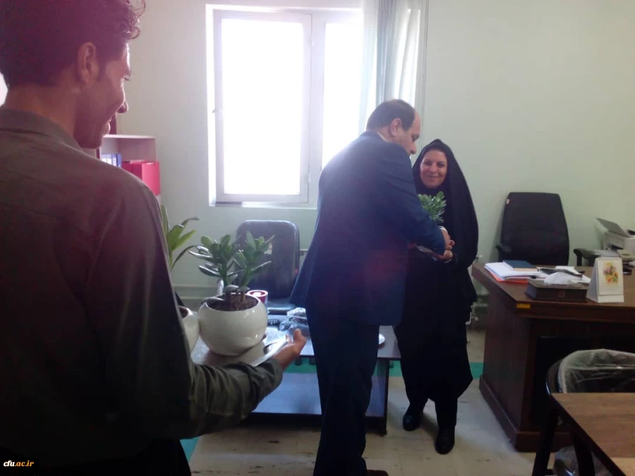 مراسم تقدیر و تکریم از کارکنان دانشگاه فرهنگیان فارس توسط جناب آقای دکتر افلاکی فرد بمناسبت هفته دولت و روز کارمند 10