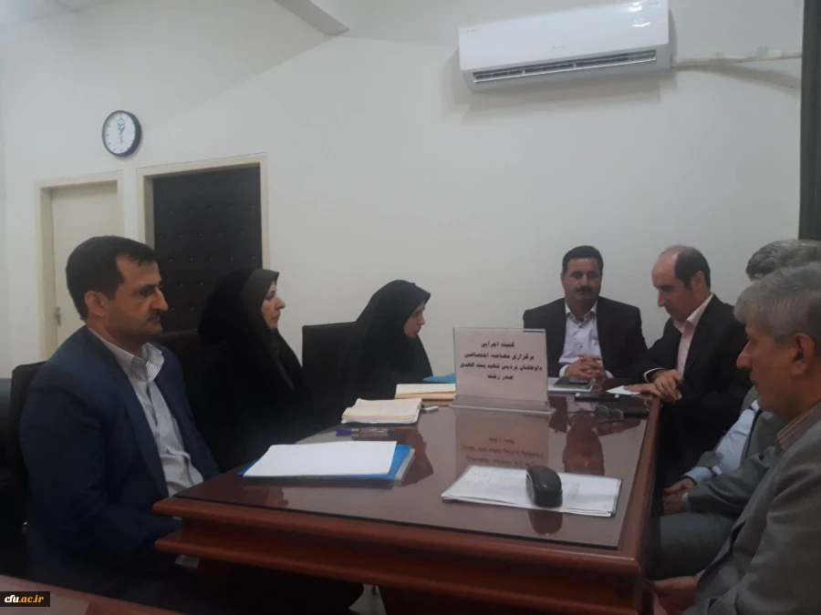 دکتر احد زاده در نشست تخصصی عوامل اجرایی مصاحبه دانشجویان ورودی 98  دانشگاه فرهنگیان گیلان  :ما می توانیم یک مهندس ، یک پزشک و یا یک تکنسین وارداتی داشته باشیم اما هیچگاه نمی توانیم معلم وارداتی داشته باشیم. 3