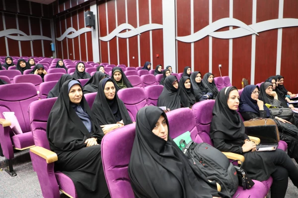 دکتر خنیفر در دوره آموزشی آشنایی مدرسان با نحوه ارایه دروس الکترونیکی 6