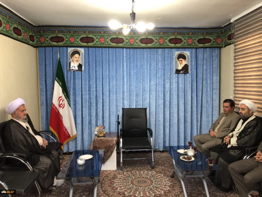 دکتر حمیدرضا مشهدی سرپرست جدید مدیریت امور پردیس های دانشگاه فرهنگیان استان قزوین با آیت الله اسلامی نماینده مردم استان قزوین در مجلس خبرگان رهبری وامام جمعه تاکستان دیدار وگفتگو کرد. 3