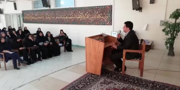 حضور معاون آموزشی همزمان با آغاز نیم سال تحصیلی در مرکز شهید شرافت 2