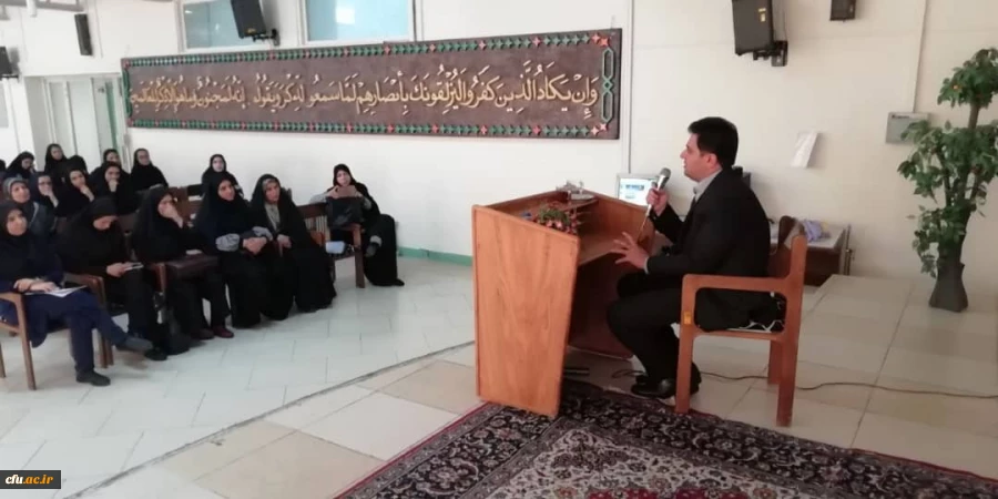 حضور معاون آموزشی همزمان با آغاز نیم سال تحصیلی در مرکز شهید شرافت 2