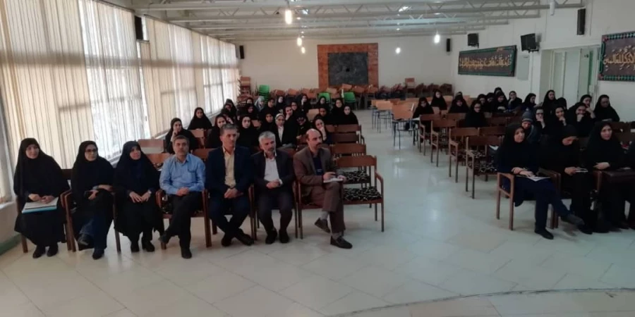 حضور معاون آموزشی همزمان با آغاز نیم سال تحصیلی در مرکز شهید شرافت 5