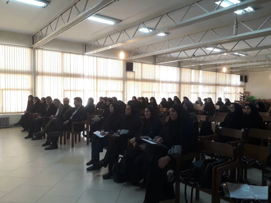 حضور معاون آموزشی همزمان با آغاز نیم سال تحصیلی در مرکز شهید شرافت 6