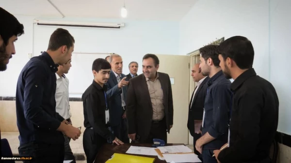 حضور دکتر تاج الدین صالحیان در محل ثبت نام دانشجومعلمان جدیدالورود پردیس شهید مدرس 