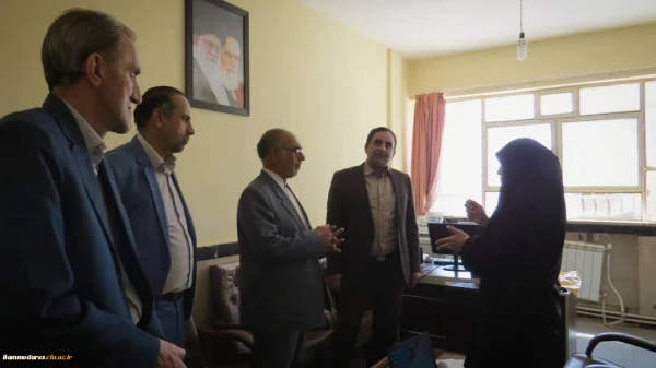 حضور دکتر تاج الدین صالحیان در محل ثبت نام دانشجومعلمان جدیدالورود پردیس شهید مدرس 