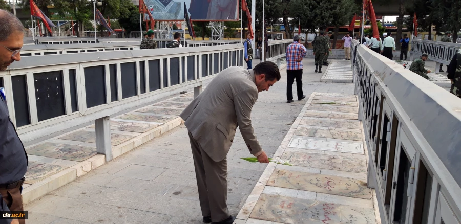 دکتر مشهدی سرپرست مدیریت امور پردیس های استان قزوین به همراه تنی چندازاساتید ،کارکنان ودانشجو معلمان آن دانشگاه درمراسم غبار روبی مزار شهدا به مناسبت هفته دفاع مقدس شرکت کردند. 4