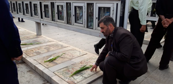 دکتر مشهدی سرپرست مدیریت امور پردیس های استان قزوین به همراه تنی چندازاساتید ،کارکنان ودانشجو معلمان آن دانشگاه درمراسم غبار روبی مزار شهدا به مناسبت هفته دفاع مقدس شرکت کردند. 5