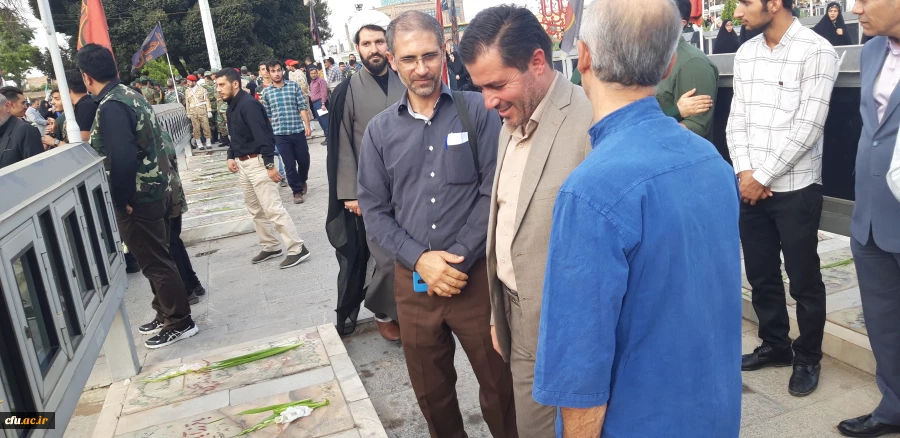 دکتر مشهدی سرپرست مدیریت امور پردیس های استان قزوین به همراه تنی چندازاساتید ،کارکنان ودانشجو معلمان آن دانشگاه درمراسم غبار روبی مزار شهدا به مناسبت هفته دفاع مقدس شرکت کردند. 6