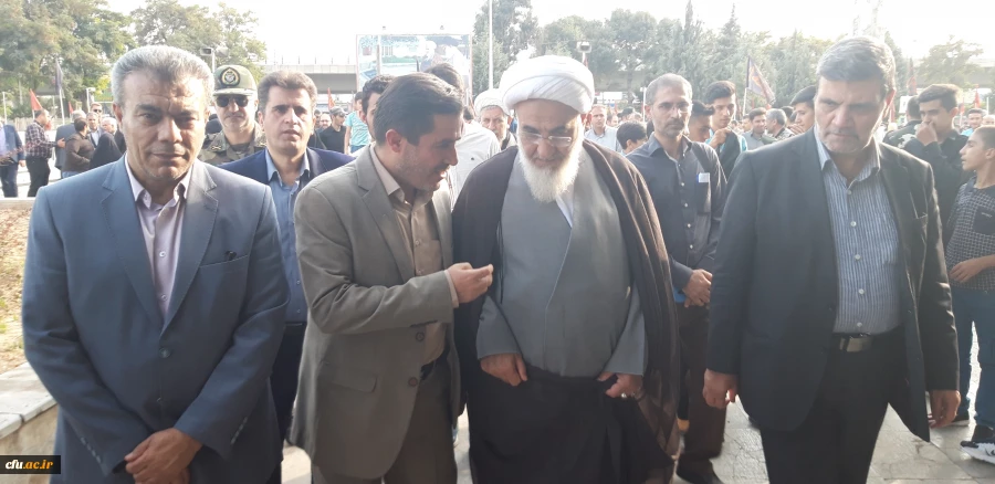 دکتر مشهدی سرپرست مدیریت امور پردیس های استان قزوین به همراه تنی چندازاساتید ،کارکنان ودانشجو معلمان آن دانشگاه درمراسم غبار روبی مزار شهدا به مناسبت هفته دفاع مقدس شرکت کردند. 7