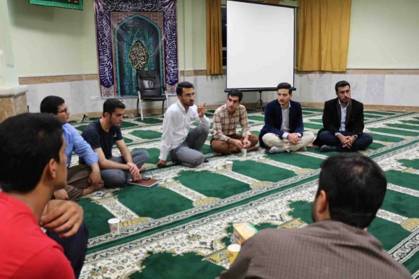 شب شعر دانشجویی در هفته دفاع مقدس با مشارکت دانشجویان پردیس امام محمد باقر (ع) برگزار شد. 2