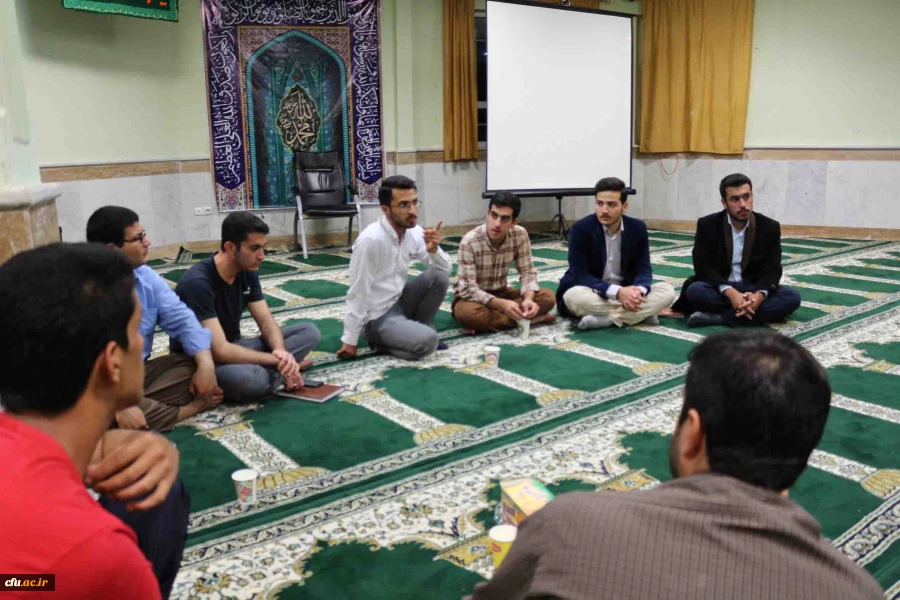 شب شعر دانشجویی در هفته دفاع مقدس با مشارکت دانشجویان پردیس امام محمد باقر (ع) برگزار شد. 2