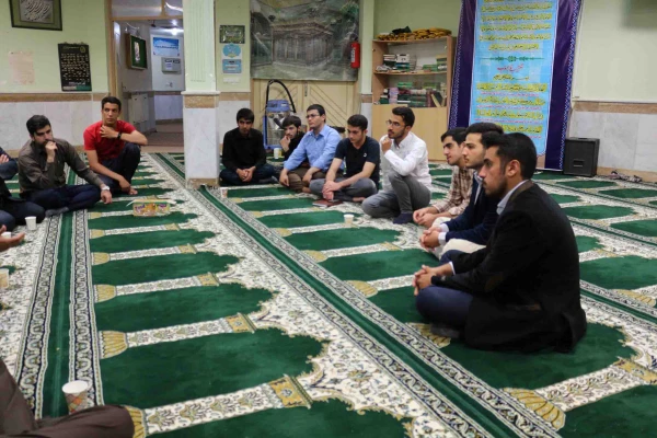 شب شعر دانشجویی در هفته دفاع مقدس با مشارکت دانشجویان پردیس امام محمد باقر (ع) برگزار شد. 3