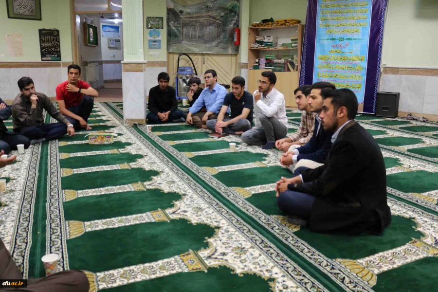 شب شعر دانشجویی در هفته دفاع مقدس با مشارکت دانشجویان پردیس امام محمد باقر (ع) برگزار شد. 3