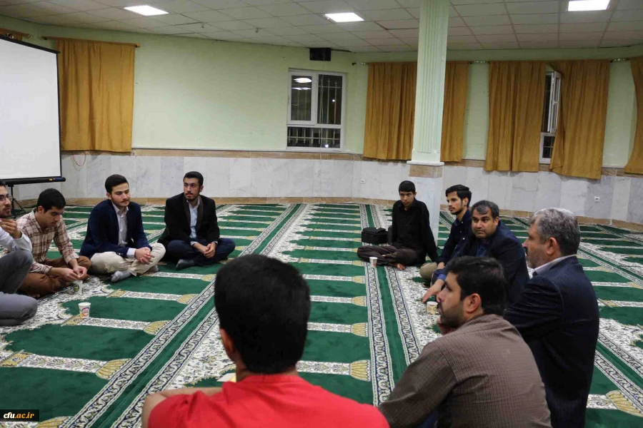 شب شعر دانشجویی در هفته دفاع مقدس با مشارکت دانشجویان پردیس امام محمد باقر (ع) برگزار شد. 4