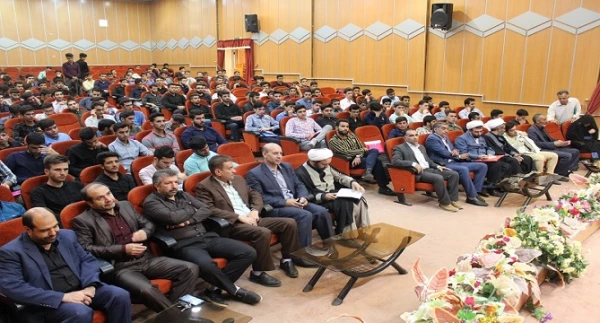 علم آموزی ، تهذیب نفس و خودسازی از اولویت هایی است که باید برای دانشجو معلمان بسیار حائز اهمیت باشد. 2