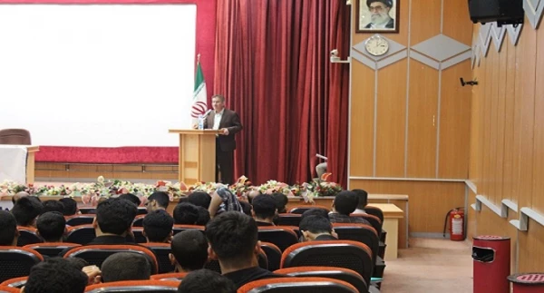 علم آموزی ، تهذیب نفس و خودسازی از اولویت هایی است که باید برای دانشجو معلمان بسیار حائز اهمیت باشد. 7