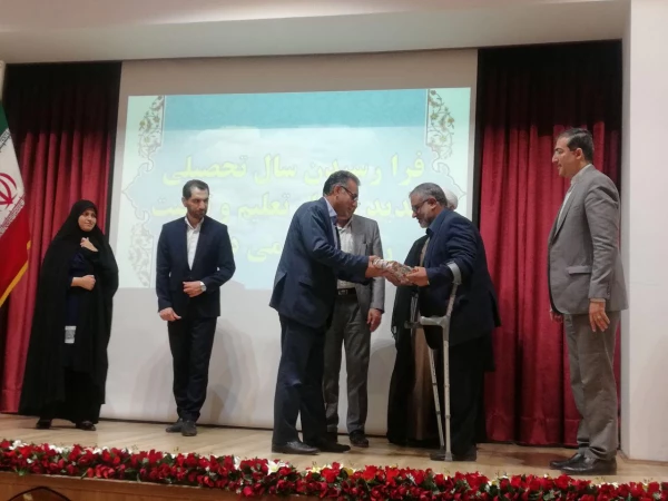 شما دانش آموز دیروز، نخبگانی هستید که با بصیرت بالا شغل معلمی را انتخاب کرده اید 11