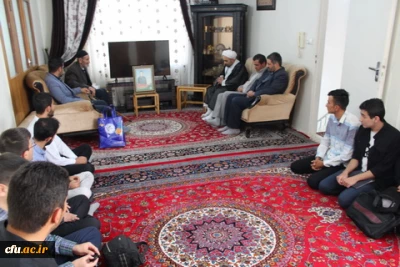 دیدار مسئولین ودانشجویان پردیس شهیدرجایی قزوین با خانواده شهید نیروی انتظامی

دکتر مشهدی سرپرست مدیریت امور پردیس های استان قزوین به همراه دانشجویان عضوکانون ایثار پردیس شهیدرجایی قزوین با خانواده شهیدسرافراز نیروی انتظامی شهید محمدکشاورز ترک دیدار وگفتگوکردند.