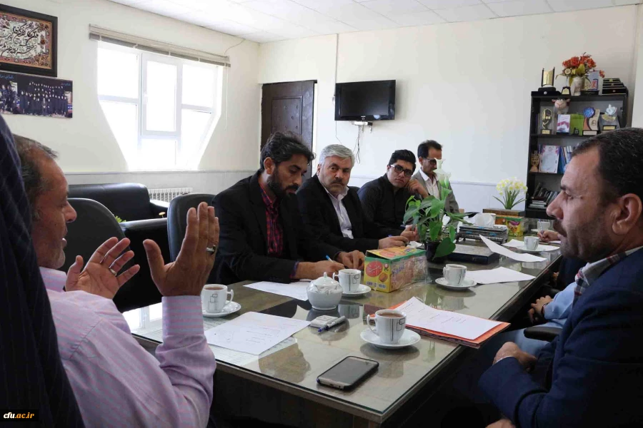 دکتر صفرزاده در شورای اداری پردیس های خراسان شمالی خطاب به کارکنان گفت:

معلم گرانترین گوهر هستی را در دست دارد و معلم نجات غریق است. 4